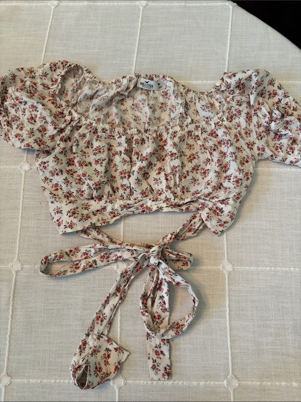Hollister Cream Floral Tie-Waist Puff Sleeve Crop Top